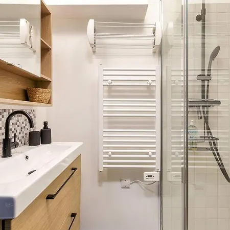 Epicia - Chic 2br In Center, Next To Train Station - By Cozee